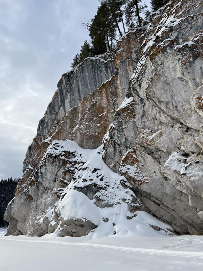 Усть-Койва: "Путешествие по долине реки Чусовая" на снегоходах (в санях), Мельничный ручей и камень Красный
