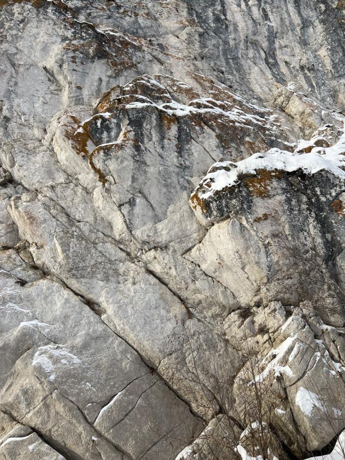 Усть-Койва: "Путешествие по долине реки Чусовая" на снегоходах (в санях), Мельничный ручей и камень Красный